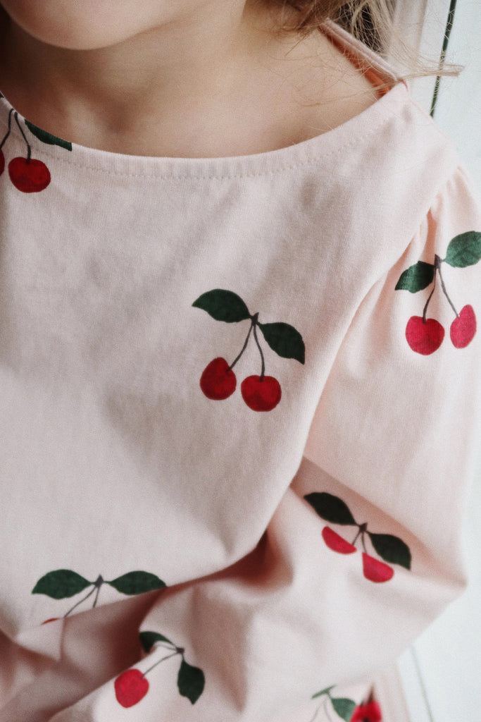 Drey Tee (Cerise Peony) by Konges Slojd